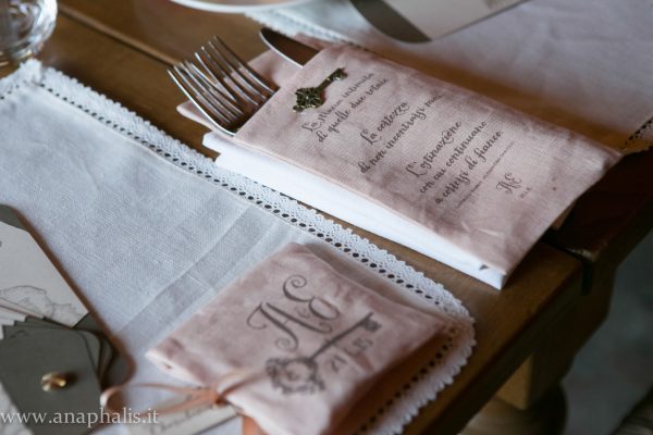 mise en place segnaposto portaposate e menu a ventaglio