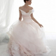 abito-bianco-e-rosa-con-gonna-in-tulle per bouquet di ranuncoloi rosa quarzo